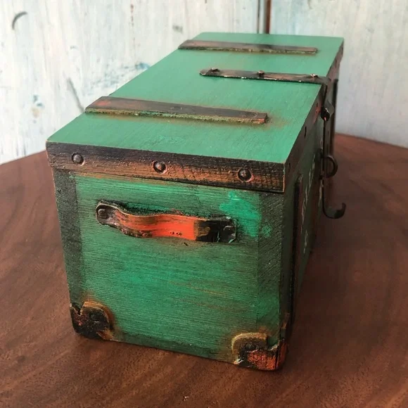 Mini Wells Fargo & Co. green trunk with nailed wooden trim & little metal latch - Picture 3 of 11